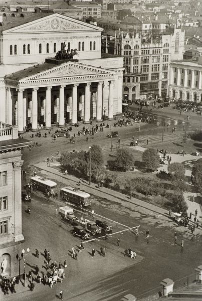 Вид Большого театра с крыши гостиницы «Москва». 1930 г.